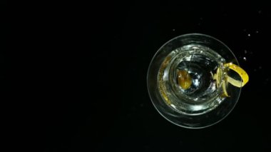 Martiniye sıçrayan zeytinlerin süper yavaş çekimi