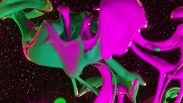 Abstrakt färgglad vätska hälla, super slow motion — Stockvideo