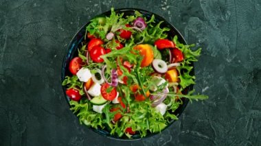 Düşen Taze Salata 'nın Süper Yavaş Çekimi, üst görünüm.
