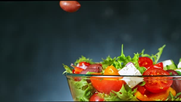 Super Slow Motion Shot of Falling Salada fresca . — Vídeo de Stock
