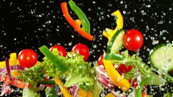 1000fpsで新鮮な野菜を飛んでの超スローモーションショット. — ストック動画