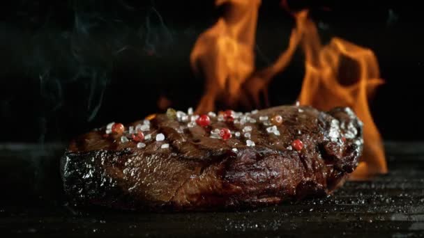 Close-up de carne de vaca saborosa caindo, câmera lenta. — Vídeo de Stock