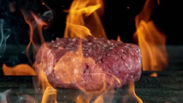 Zbliżenie upadku smaczny stek wołowy, zwolnione tempo. — Wideo stockowe