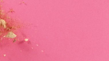 Makyaj ezilmiş mineral tozu pembe arka planda parçalanır, moda makyaj konsepti.