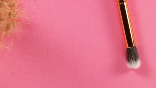 Trucco schiacciato polvere minerale si sbriciola su sfondo rosa, concetto di trucco di moda. — Video Stock