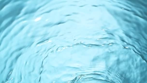 Povrch vody v super zpomaleném filmu, natočený vysokorychlostní kamerou — Stock video