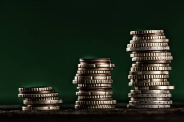 Koyu yeşil arkaplanda izole edilmiş bozuk paralar