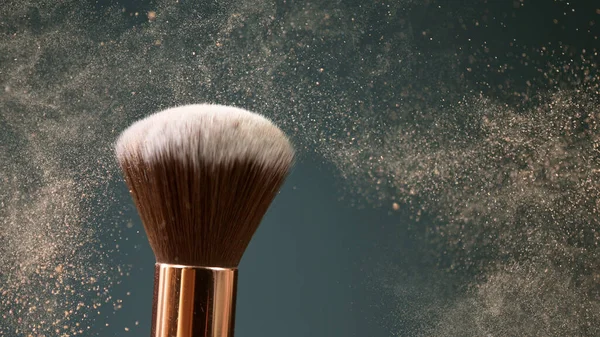 Make-up borstel raken elkaar op donkere achtergrond — Stockfoto