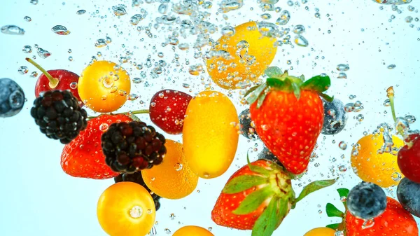 Freeze Motion Shot de frutas frescas que caen al agua — Foto de Stock