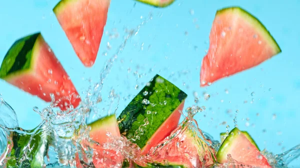 Rebanadas de sandía fresca con agua salpicada —  Fotos de Stock