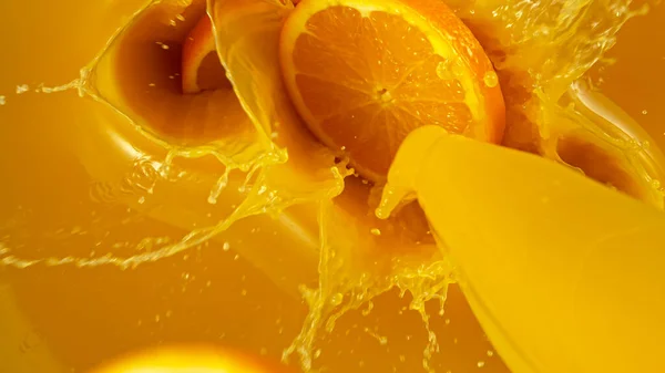 オレンジジュースを注ぐの凍結運動。トップ表示. — ストック写真