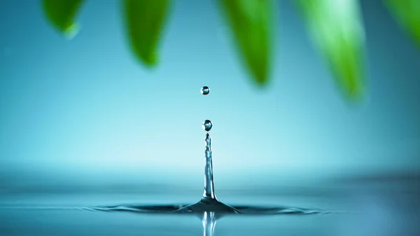 Macro shot de goutte d'eau sur l'eau, relaxation avec le concept de gouttes d'ondulation d'eau — Photo