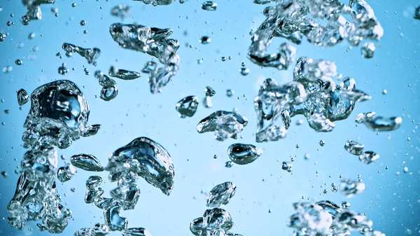Повітряні бульбашки у воді на синьому фоні — стокове фото