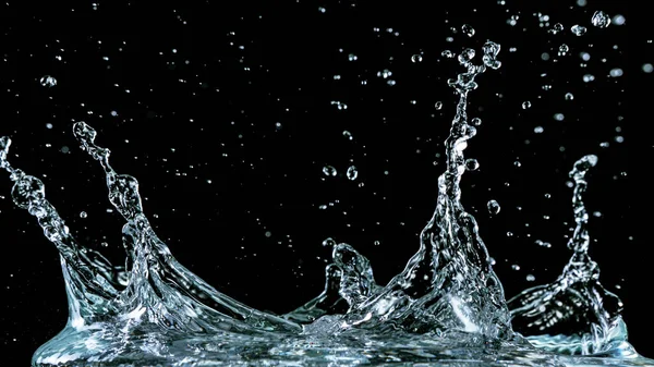 Acqua spruzzata isolata su fondo nero — Foto Stock