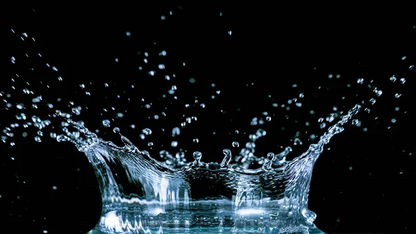 Acqua spruzzata isolata su fondo nero — Foto Stock