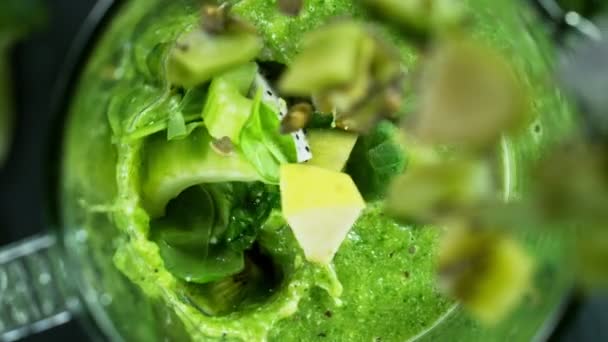 Groene verse smoothie gemengd in blender, bovenaanzicht — Stockvideo