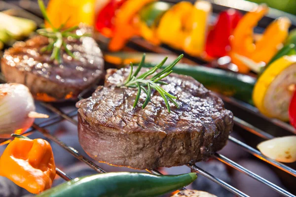 Churrasqueira com bifes de vaca, close-up . — Fotografia de Stock