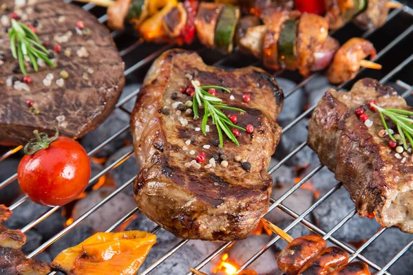 Barbecue grill met biefstuk, close-up. — Stockfoto