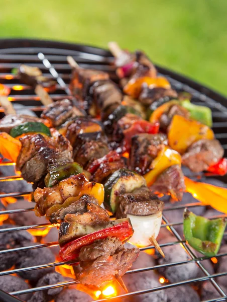 Barbecue grill avec brochettes savoureuses, gros plan. — Photo