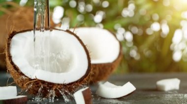 Hindistan Cevizi Üzerine Süt Sıçratma Yavaş Hareketi