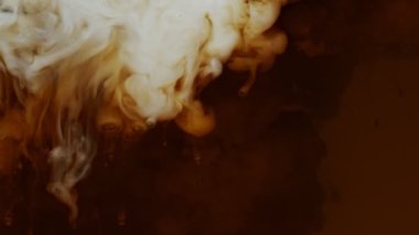 Sıcak Kahve Sütlü Sütle Karıştırılıyor