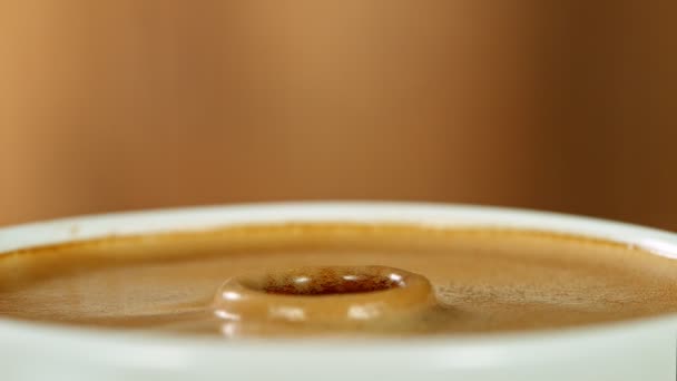 Chute de la canne à sucre dans une tasse à café, moton super lent. — Video