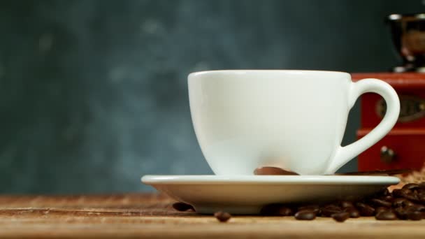 Падение сахарного тростника в чашку кофе, супер медленный девиз. — стоковое видео