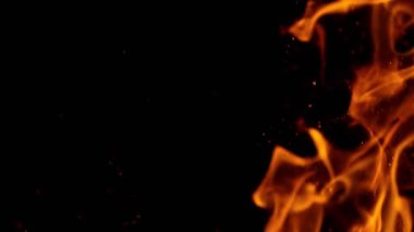 Alevler, kıvılcımlarla, yüksek hızlı kamerayla, 300 fite ateş ediyor.,