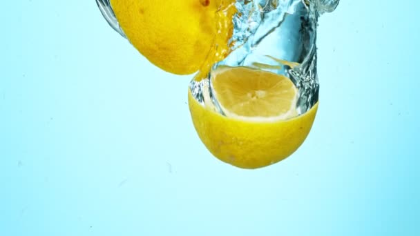 Super Slow Motion Shot van verse citroenen met spuitwater — Stockvideo