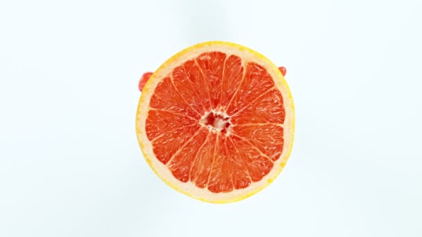 Супер медленное движение Шот из грейпфрута со шпинатной водой, изолированной на белом фоне — стоковое видео