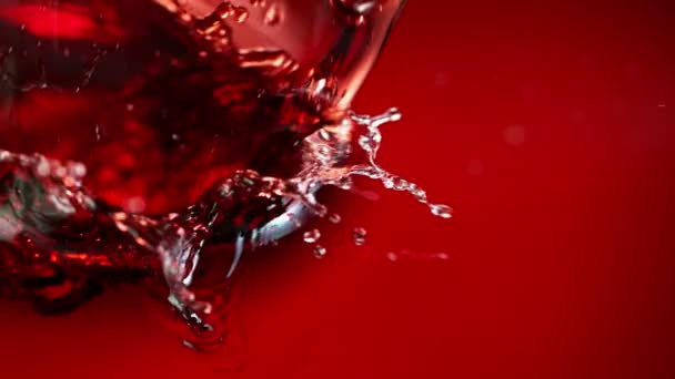 Super lenta detalhe movimento tiro de derramamento de vinho tinto — Vídeo de Stock