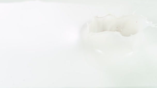 Super slow motion di fragole che cadono in crema — Video Stock