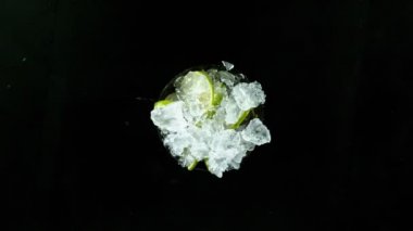 Siyah taş masada mojito kokteyl girdabı yenileniyor