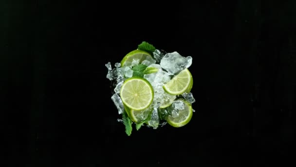 Refrescante vórtice de cóctel mojito sobre mesa de piedra negra — Vídeos de Stock