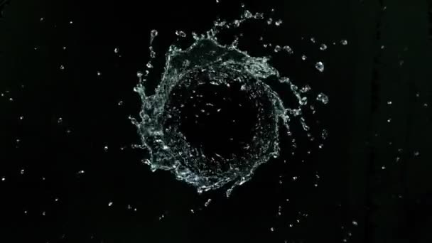 Super pomalý pohyb záběru explodující vody směrem ke kameře — Stock video
