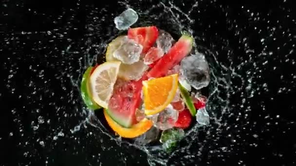 Frutta fresca vortice su sfondo nero — Video Stock