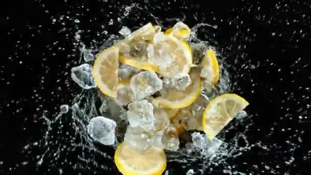 Fresco vortice di limone su sfondo nero — Video Stock