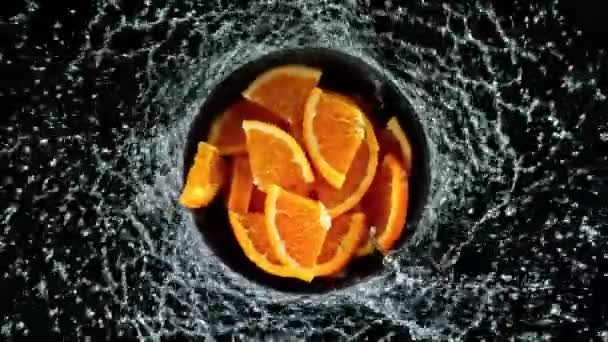 Verse sinaasappels vortex op zwarte achtergrond — Stockvideo