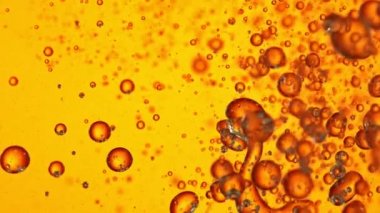 Altın Arkaplanda Yağ Baloncuklarının Süper Yavaş Çekimi 1000fps.