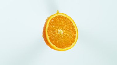 Süper Yavaş Çekim Portakal Dilimli Su Sıçratma Suyu Beyaz Arkaplanda İzole Edildi
