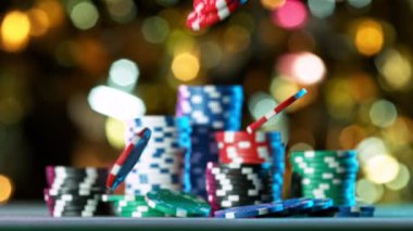 Poker fişleri kumarhane masasına düşüyor, yavaş çekim..