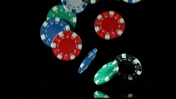 Poker fişleri kumarhane masasına düşüyor, yavaş çekim.. — Stok video