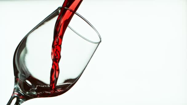 Super Slow Motion Detail Skott av hälla rött vin från flaska på vit bakgrund. — Stockvideo