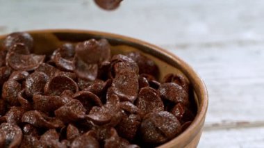 Sütlü ve kamera hareketli gevrek parçalarının süper yavaş çekimi.