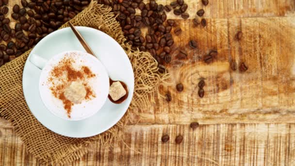 Chute de la canne à sucre dans une tasse à café, super ralenti. — Video