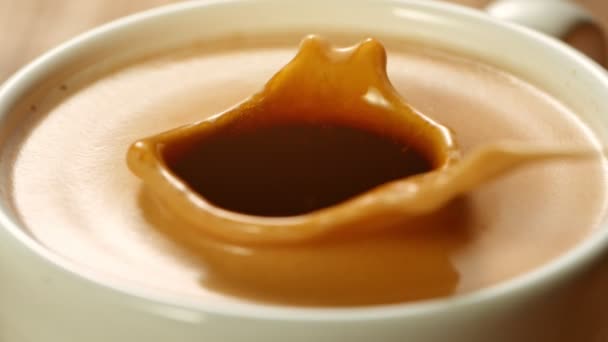 Caída de la caña de azúcar en la taza de café, cámara súper lenta . — Vídeo de stock