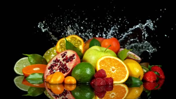 Super-Zeitlupe Schuss frischer Früchte mit Spritzwasser — Stockvideo