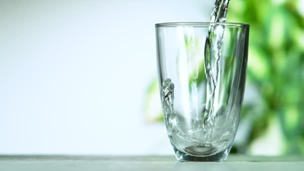 Сверхмедленное движение воды из бутылки в стекло. — стоковое видео