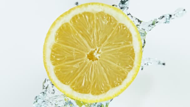 Супер медленное движение Шот из плодов лимона с пряной водой, изолированной на белом фоне — стоковое видео