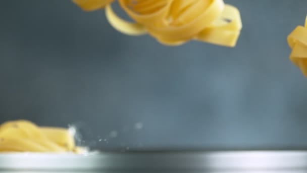 Kasta pasta i kokt vatten, slow motion. — Stockvideo